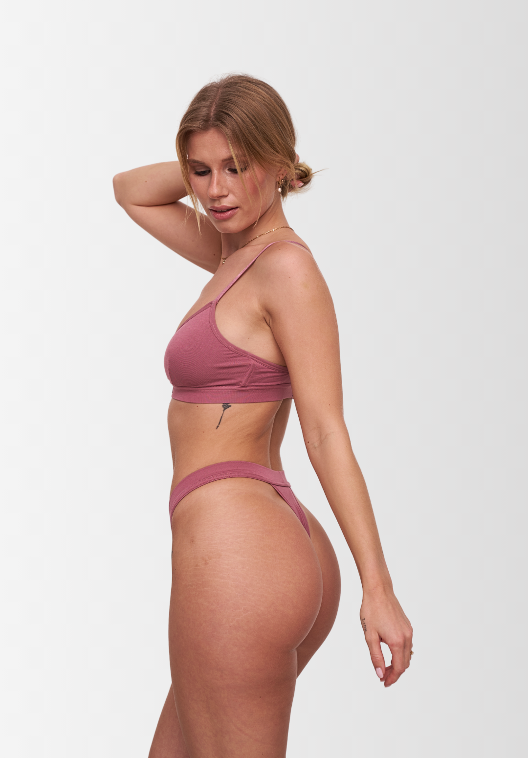BAMBUS-SET MIT MIT TAILLIERTEM STRING