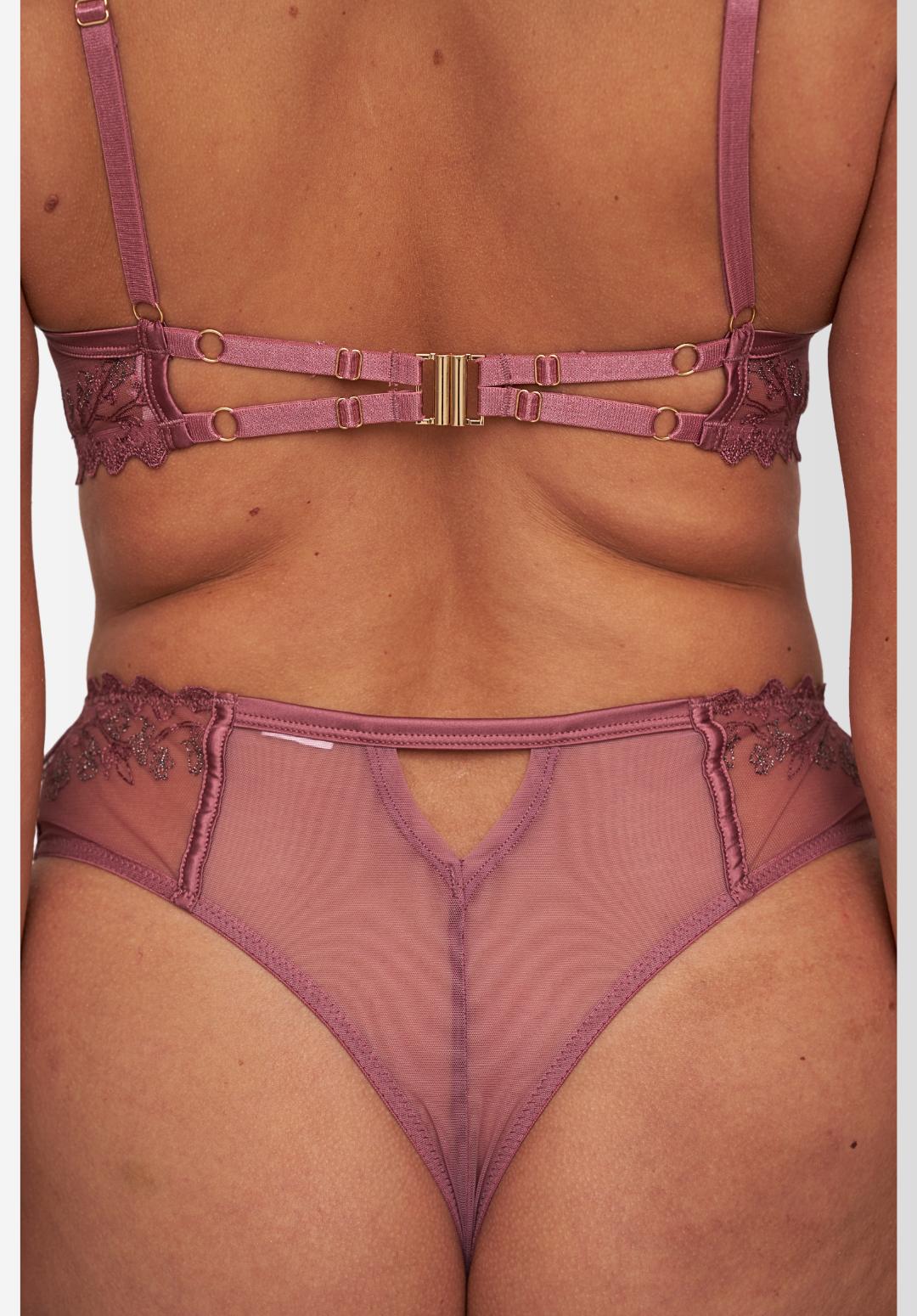BESTICKTER STRING ANYRA 